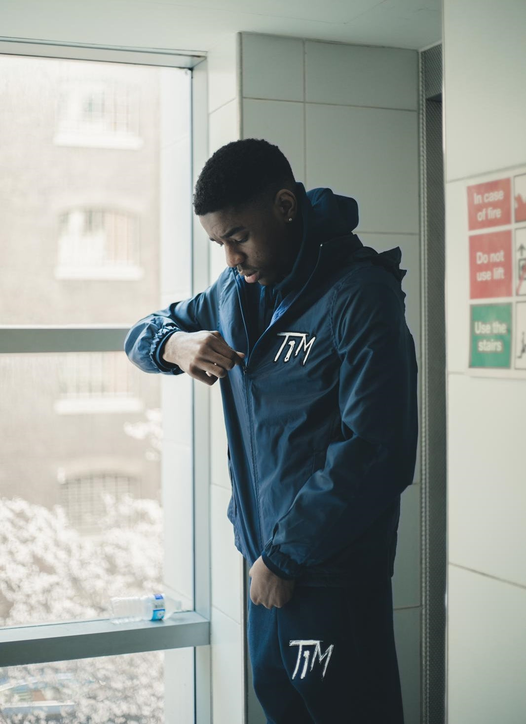 T1M WINDBREAKER (NAVY)